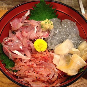 沼津港「かもめ丸」のぬまづ丼を食す。これはおすすめ！新鮮で量も多く、激うま！